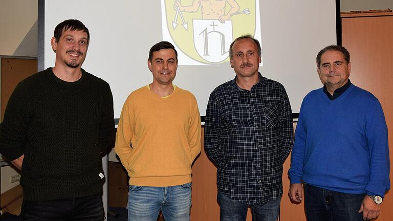 Bürgermeister Günter Koser (rechts) vereidigte die neuen Feldgeschworenen (von links) Dominik Götz, Frank Scheiner und Thomas Weidner.