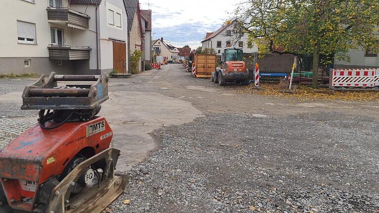 Bei der Sanierung der Ortsdurchfahrt von Greßhausen wurden unter anderem auch die Wasserleitungen erneuert. Im Haushalt 2023 der Theres-Gruppe wurden dafür 120.000 Euro angesetzt.