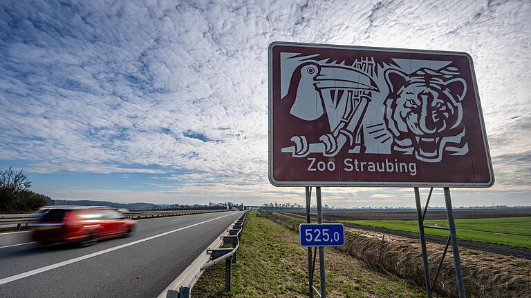 Ärger um braune Hinweisschilder an der Autobahn.jpeg       -  Solch ein Hinweisschild an der Autobahn, hier auf den 'Zoo Straubing', kann schon sauteuer sein.