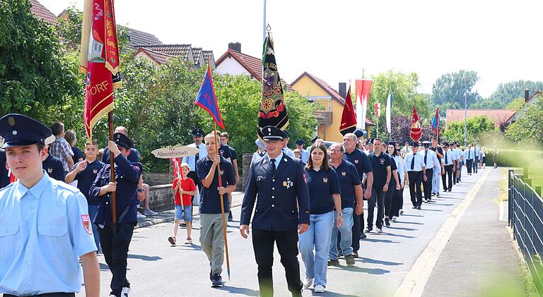 Impressionen vom großen Geburtstagsfest - ein Feuerwehrfest das in Erinnerung bleiben wird. Zum Fest 150 Jahre Feuerwehr Kirchschönbach gab es einen großen Umzug durch die Ortschaft. Neben 25 Feuerwehren sorgten drei Musik-Kapellen (Oberschwarzach, Kitzingen / Wiesenbronn, Reupelsdorf) für beste Feststimmung. Das Festgelände war im Anschluss an den Umzug bis auf den letzten Platz 'ausverkauft'. Feuerwehren, Blaskapellen, Ehrengäste und Besucher fühlten sich sehr wohl.