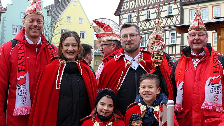 Ziel erreicht! Das Kinderprinzenpaar Mila und Jenrik freute sich gemeinsam mit MKG-Präsident Volker Gue sowie ihren erwachsenen Pendants Prinzessin Theresa II. und Prinz Daniel II. über die Eroberung des Rathausschlüssels. Ziel erreicht! Das Kinderprinzenpaar Mila und Jenrik freute sich gemeinsam mit MKG-Präsident Volker Gue sowie ihren erwachsenen Pendants Prinzessin Theresa II. und Prinz Daniel II. über die Eroberung des Rathausschlüssels.