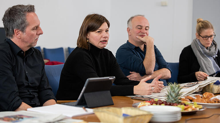 Manuela Rottmann bei der Redaktionskonferenz mit den Redakteuren (von links) Achim Muth, Michael Czygan und Carolin Münzel.