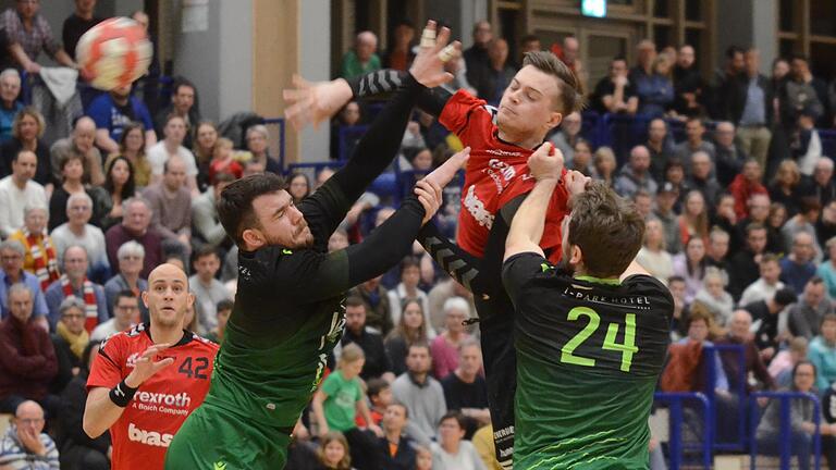 Das letzte Derby zwischen dem TSV Lohr und der SG DJK Rimpar II am 29. Februar: die Rimparer Tino Fischer (links) und Luis Franke in der Abwehr gegen Lohrs Jannik Schmitt (Mitte).