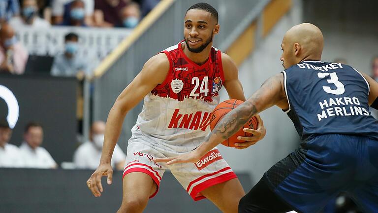 Baskets-Spielmacher Cameron Hunt (links) im Zweikampf mit dem ehemaligen Würzburger Maurice Stuckey.