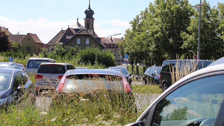 Der bisher nur geschotterte Parkplatz am Bleichwasen soll ausgebaut werden. Jetzt kam wieder die Idee eines Parkdecks ins Spiel. Der bisher nur geschotterte Parkplatz am Bleichwasen soll ausgebaut werden. Jetzt kam wieder die Idee eines Parkdecks ins Spiel.