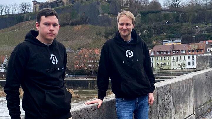 Das Jungunternehmen Web Inclusion aus Margetshöchheim hat sich auf die Software Eye-Able spezialisiert, die Internetseiten barrierefrei macht. Im Bild: Mitgründer und Geschäftsführer Oliver Greiner (rechts) und Lennart Hessler, Tester für Barrierefreiheit bei Web Inclusion.