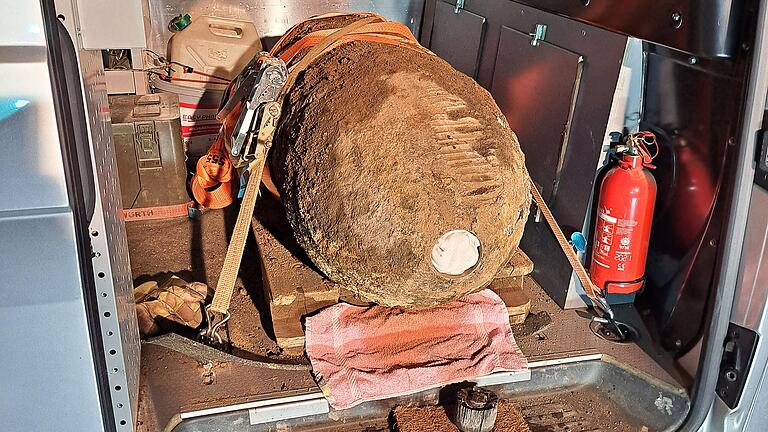 Das Foto zeigt die entschärfte Fliegerbombe in der Ernst-Sachs-Straße vor dem Abtransport. Die Bombe wurde während Fräsarbeiten auf der Asphaltdecke einer Lagerfläche entdeckt und war am äußeren Mantel durch die Fräse beschädigt worden.