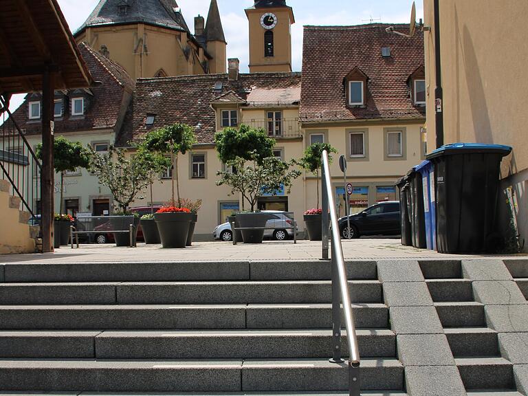 An der Treppe von der Schrannenstraße zum Maikai sind die Stufen gekennzeichet, ein Handlauf erleichtet die Nutzung. Für Rollstuhl und Rollator allerdings wird es auch hier trotz der 'Fahrspuren' schwierig, sie sind zu steil. Wie an vielen anderen Stellen ist ein weiter Umweg nötig. An der Treppe von der Schrannenstraße zum Maikai sind die Stufen gekennzeichet, ein Handlauf erleichtet die Nutzung. Für Rollstuhl und Rollator allerdings wird es auch hier trotz der 'Fahrspuren' schwierig, sie sind zu steil. Wie an vielen anderen Stellen ist ein weiter Umweg nötig.