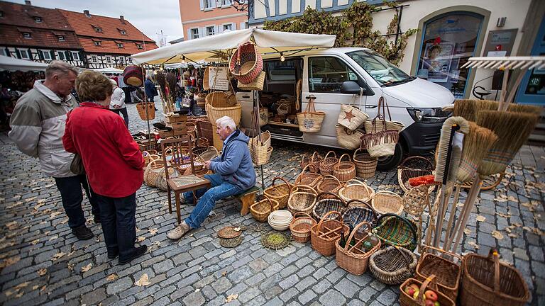 Der Hofheimer Herbstmarkt lockt Besucherinnen und Besucher mit vielen verschiedenen Angeboten. (Archivbild) Der Hofheimer Herbstmarkt lockt Besucherinnen und Besucher mit vielen verschiedenen Angeboten. (Archivbild)