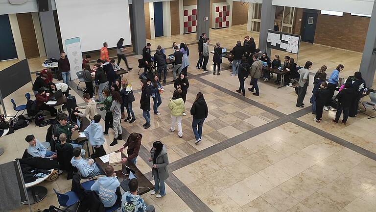 Ausstellung der Projekte in der Aula.