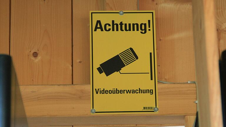 Ein Schild weist am Oberschwarzacher Verkaufsautomaten darauf hin, dass dieser Bereich von einer Videokamera überwacht wird, auch aus Gründen des Jugendschutzes.