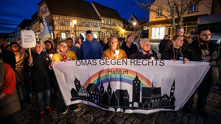 Ein Zeichen gegen Rassismus setzten die Omas gegen Rechts schon bei dieser Demo im März in Hofheim. Nun sind sie auch Kooperationspartner bei einem Seminar gegen Rassismus.