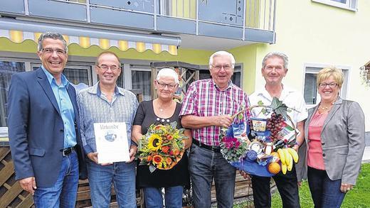 Urlauberehrung im Hause Endres: Das Bild zeigt (von links): Bürgermeister Joachim Bühner, Roman Fuchs, Irene und Herwig Pöschko, Albin und Anita Endres.