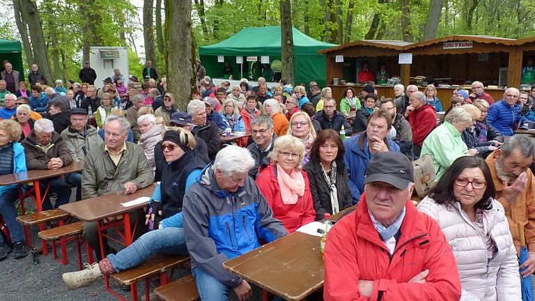 Das traditionelle Bergfest des Steigerwaldklub-Zweigvereins Gerolzhofen am 1. Mai auf dem Zabelstein zieht Jahr für Jahr viele Besucher an, wie dieses Archivbild aus dem Jahr 2017 zeigt. Eine jetzt beschlossene Satzungsänderung ist die Voraussetzung dafür, das der bislang nicht rechtsfähige Verein künftig als gemeinnützig anerkannt ist. Das traditionelle Bergfest des Steigerwaldklub-Zweigvereins Gerolzhofen am 1. Mai auf dem Zabelstein zieht Jahr für Jahr viele Besucher an, wie dieses Archivbild aus dem Jahr 2017 zeigt. Eine jetzt beschlossene Satzungsänderung ist die Voraussetzung dafür, das der bislang nicht rechtsfähige Verein künftig als gemeinnützig anerkannt ist. 