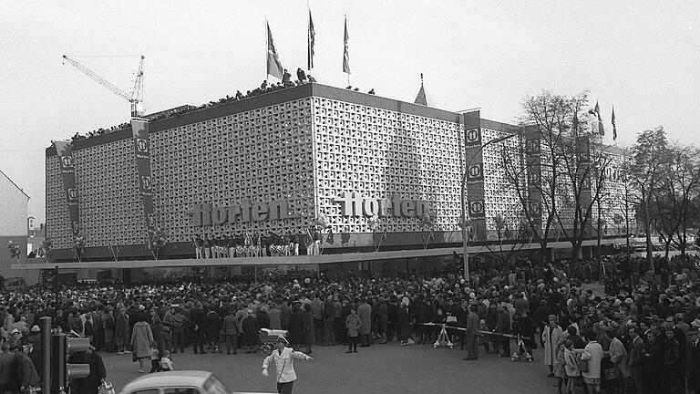 Horten, Schweinfurts erstes Kaufhaus nach großstädtischen Vorbild wurde am 29. Okt. 1964 eröffnet.