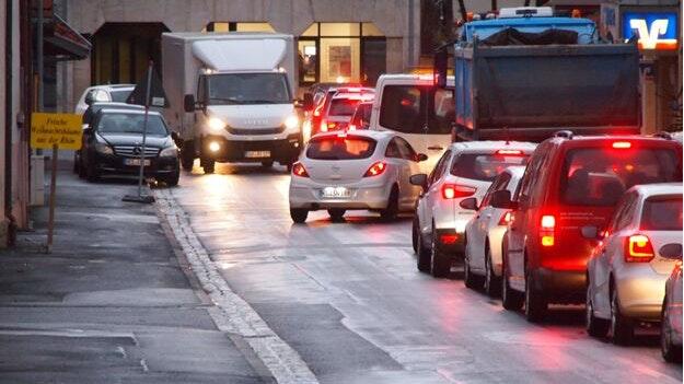 Abendlicher Trubel in der Herschfelder Falltorstraße. Die Mitglieder der Bürgerinitiative fordern Maßnahmen, die das hohe Verkehrsaufkommen reduzieren.