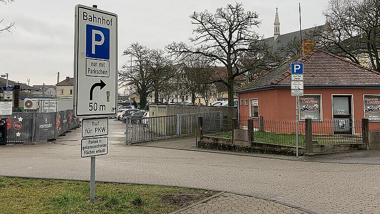 Mehrere Schilder weisen auf die parkscheinpflichtigen Parkplätze am Haßfurter Bahnhof hin, Leser Helmut Geß sieht damit die Regeln der Straßenverkehrsordnung jedoch nicht eingehalten.