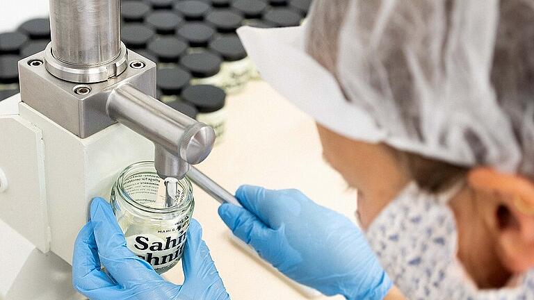 Lena Rieger füllt die Sahneschnitte ab &ndash; die Sheabutter gibt es wie alle anderen Produkte auch in einer sensitiven Variante.