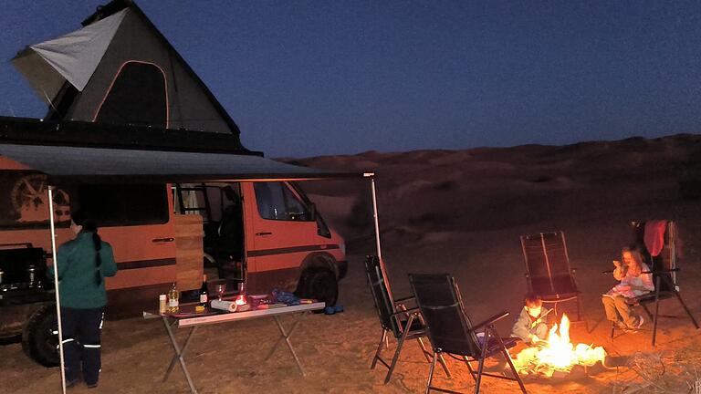 Ein Abend mit Lagerfeuer in der Sahara. Für die Kinder Julius und Luisa ein besonderes Erlebnis.