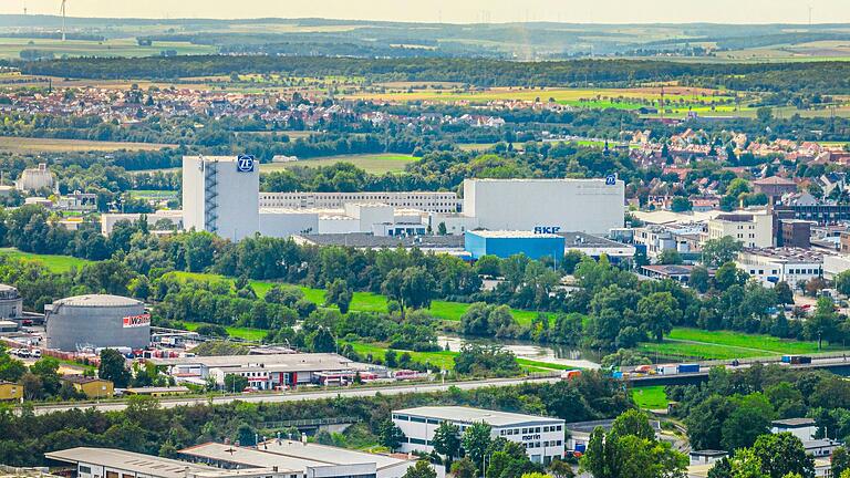 Über 20.000 Arbeitsplätze bieten die Betriebe der Industrie in Schweinfurt (im Bild SKF und ZF). Die Gewerkschaft IG Metall ist in großer Sorge und warnt angesichts der Herausforderungen durch die Transformation vor einem Abbau tausender Arbeitsplätze.