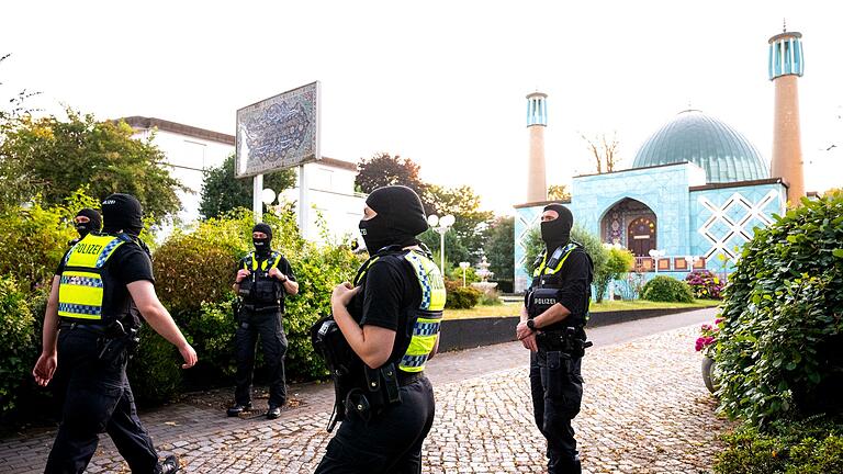 Razzien gegen Islamisten - Blaue Moschee Hamburg - Polizisten stehen am Morgen vor der Imam Ali Moschee in Hamburg. Razzien gegen Islamisten - Blaue Moschee Hamburg - Polizisten stehen am Morgen vor der Imam Ali Moschee in Hamburg.