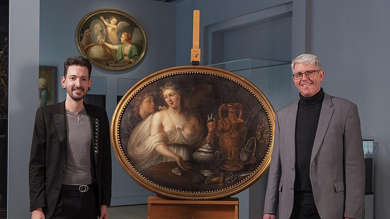 266244781.jpg       -  Fabian Kahl (links), Kunsthändler aus der ZDF-Sendereihe „Bares für Rares“: Im Netz kursieren Fake-News über seinen Tod. Rechts im Bild: Olaf Siart, Kurator im Landesmuseum Württemberg.