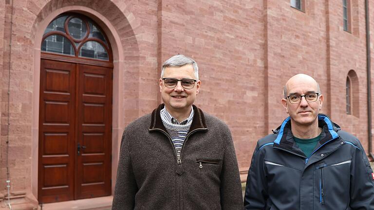 Das Kirchenportal ist frisch gestrichen, eine der letzten Amtshandlungen der bisherigen Kirchenverwaltung. Pfarrer Matthias Wolpert (links) und Bernhard Nees, Verwaltungsreferent bei der Diözese, übernehmen nun den Notbetrieb.