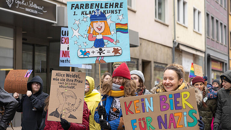Queerer-Demozug durch Würzburg       -  Rund 500 queere Menschen und Verbündete gehen am Samstag (15.02.25) in der Würzburger Innenstadt unter dem Motto 'Wähl Liebe' gegen Diskriminierung auf die Straße.