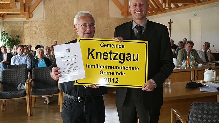 Einmal Titel, immer Titel? Das wäre nicht fair, meint die Junge Liste in Bezug auf den bis dato einzigen Wettbewerb um die &bdquo;Familienfreundlichste Gemeinde&ldquo; im Landkreis Haßberge. Denn das Bild ist schon sieben Jahre alt. 2020 möchte die JU den Wettstreit deshalb wiederholen. Im Bild der damalige Landrat Rudolf Handwerker (links) und Knetzgaus noch amtierender Bürgermeister Stefan Paulus.