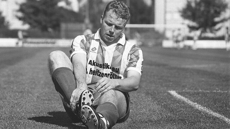 Ein (Schwarzweiß)-Bild aus dem Jahr 2006: Stephan Spanheimer im Trikot des damaligen Landesligisten TSV Gerbrunn Ein (Schwarzweiß)-Bild aus dem Jahr 2006: Stephan Spanheimer im Trikot des damaligen Landesligisten TSV Gerbrunn