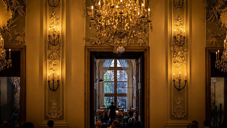 Blick vom Weißen Saal auf die Bühne im Kaisersaal