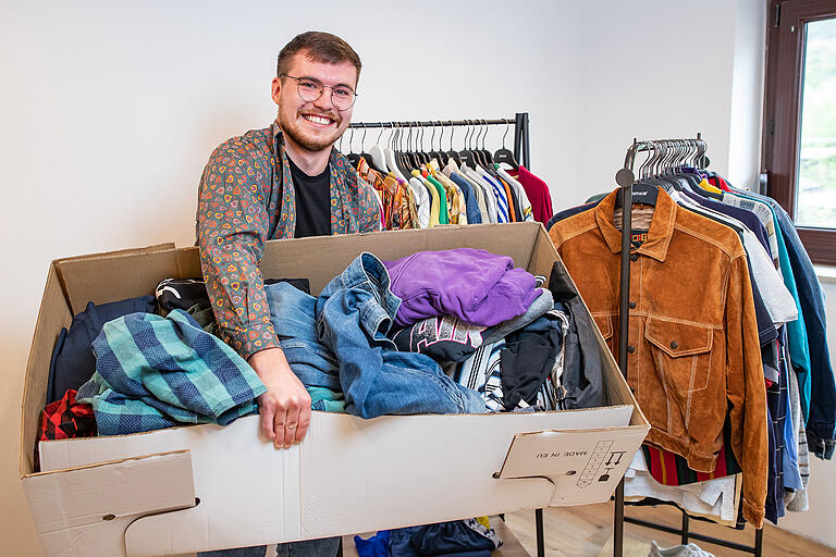 Der Erlös der Kleidung aus der Spendenbox geht beim nächsten Flohmarkt an das BRK Haßberge.&nbsp;