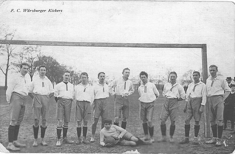 Die Mannschaft, die im ersten Spiel der Würzburger Kickers am 5. April 1908 den FV 04 Würzburg mit 5:0 besiegte: (stehend von links) Rudolf Röll, Paul Röll, Otto Kreßner, Emil Weigand, Max Ettinger, Franz Harlander, Ernst Fellmann, Fritz Schmitt, Georg Beer, Josef Löser und (vorne liegend) Torwart Stephan Klotz.