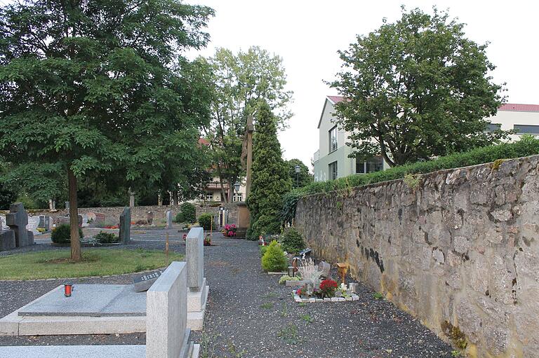 Bereits mehrfach waren die Friedhöfe heuer Thema im Stadtrat Fladungen. In der jüngsten Sitzung wurde der Tagesordnungspunkt 'Grundsatzregelung zur Vergabe von Grabstätten' erneut verschoben.&nbsp;