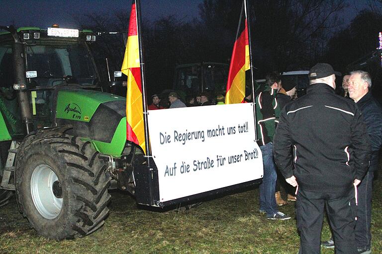 Auf ihren Plakaten machten die Landwirte ihren Unmut über die Streichungspläne für die Landwirtschaft deutlich.