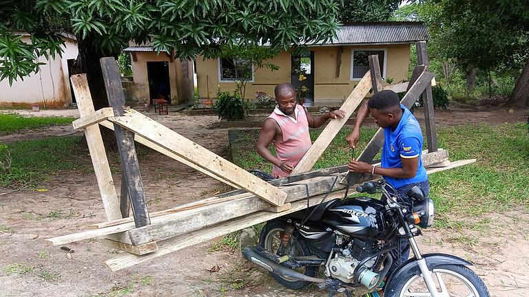 Projekt für die Grundschule Tumaini - Projekt für die Grundschule Tumaini Projekt für die Grundschule Tumaini - Projekt für die Grundschule Tumaini