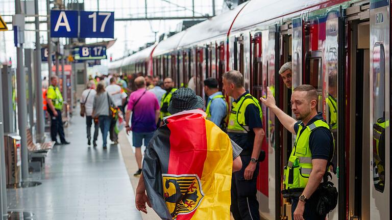 Bahnfahren während der EM       -  Die Bahn hat sich bei der EM aus Sicht von Verkehrsminister Wissing übernommen. (Archivfoto)