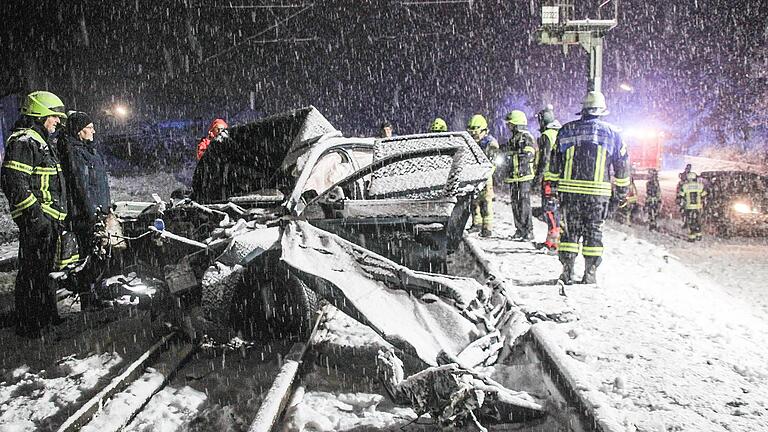 Intercity erfasst Auto in Oberbayern       -  Ein Intercity erfasste bei Stephanskirchen ein auf das Gleis gerutschtes Auto.