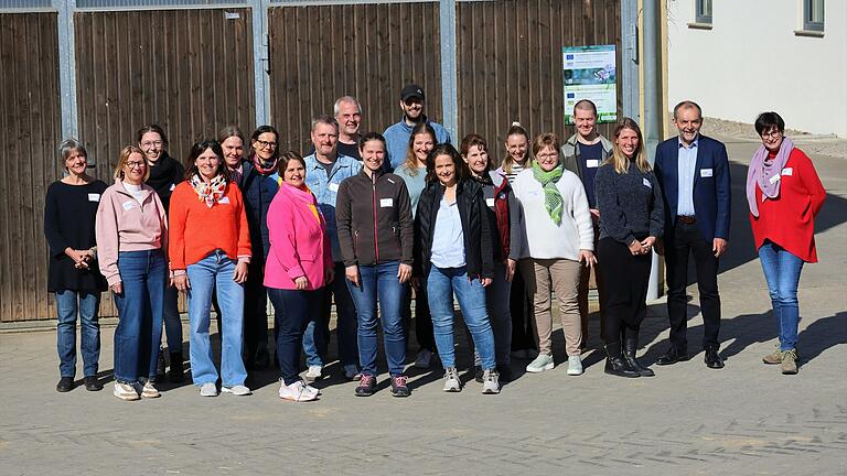 Dr. Eleonore Hose (Klimaschutz Bayern), Wolfgang Ehbauer (Regierung von Unterfranken) und Sophia Schreiber (AELF) (von rechts) brachten den jungen Lehrerinnen und Lehrern die Bedeutung für landwirtschaftliche Bildung näher. Dr. Eleonore Hose (Klimaschutz Bayern), Wolfgang Ehbauer (Regierung von Unterfranken) und Sophia Schreiber (AELF) (von rechts) brachten den jungen Lehrerinnen und Lehrern die Bedeutung für landwirtschaftliche Bildung näher.
