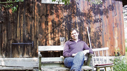 Edgar Schmitt auf einer alten Bank im Garten des alten Zehnthofs in Niederlauer.       -  Edgar Schmitt auf einer alten Bank im Garten des alten Zehnthofs in Niederlauer.
