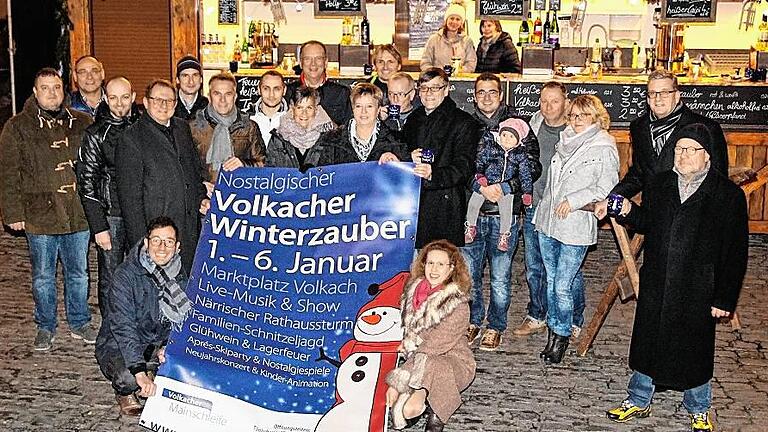 Die Party kann beginnen: Die Sponsoren des Volkacher Winterzaubers, die 13 000 Euro bereitstellten, testeten am Donnerstagabend das Winterdorf vorab auf Herz und Nieren. Ab 1. Januar erwartet die Winterzauber-Fangemeinde ein tolles Programm.