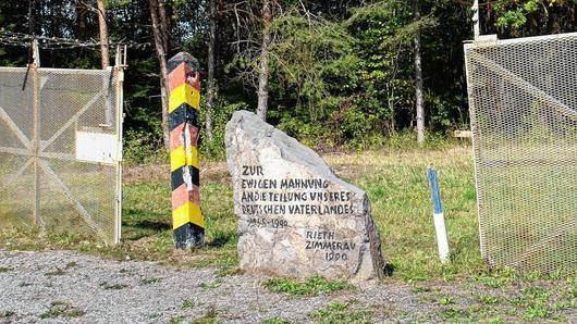 Ein Gedenkstein &bdquo;sprengt&ldquo; die Grenze bei Rieth.