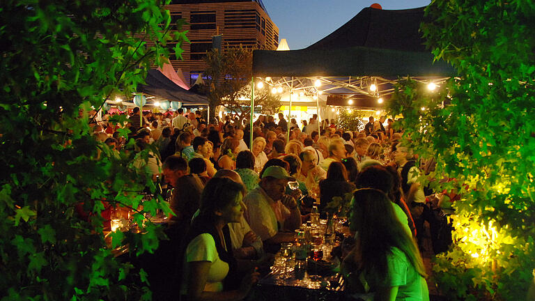 Volles Haus auf der Weinparade: Da ist kein Platz mehr für Straßenmusiker. Andersherum gilt es aber genauso.&nbsp;