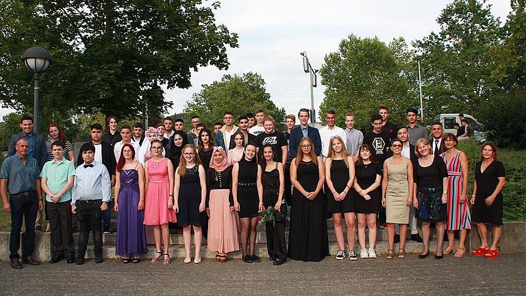 An ihrer Abschlussfeier stellten sich die Entlassschüler der Konrad-von Querfurt-Mittelschule zum Erinnerungsfoto. Mit auf dem Bild Schulleiterin Marion Ulrich (Dritte von rechts) und Karlstadts Dritte Bürgermeisterin Anja Baier (Zweite von rechts).