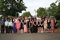 An ihrer Abschlussfeier stellten sich die Entlassschüler der Konrad-von Querfurt-Mittelschule zum Erinnerungsfoto. Mit auf dem Bild Schulleiterin Marion Ulrich (Dritte von rechts) und Karlstadts Dritte Bürgermeisterin Anja Baier (Zweite von rechts).