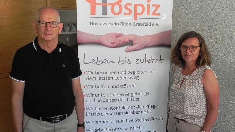 Hospizbegleitung ist wieder möglich. Richard Knaier und Heike Sahin vom Hospizverein Rhön-Grabfeld lassen die Bevölkerung des gesamten Landkreises wissen, dass ab jetzt die hospizliche Begleitung von Schwerstkranken und ihren Angehörigen wieder durchgeführt werden darf.