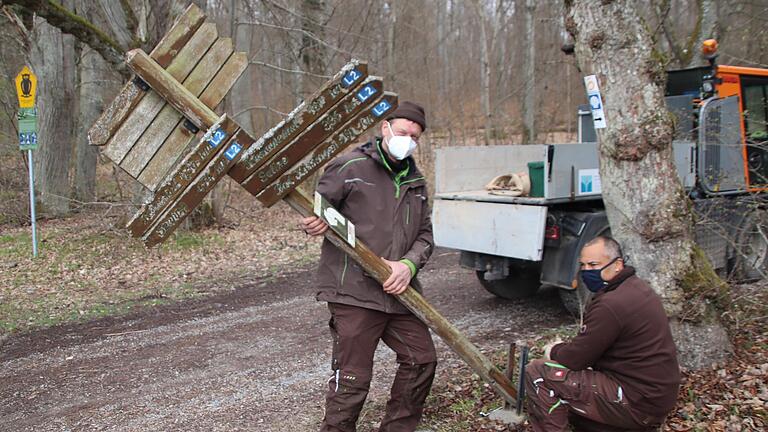 Wie hier am Klaushof entfernen derzeit Andreas Schreiner (links) und Camillo Floth von der Gärtnerei des Staatsbades etwa 200 alte Wegweiser entlang der Wanderwege in und um Bad Kissingen. Ab dieser&nbsp; Woche werden die Strecken neu beschildert.&nbsp;