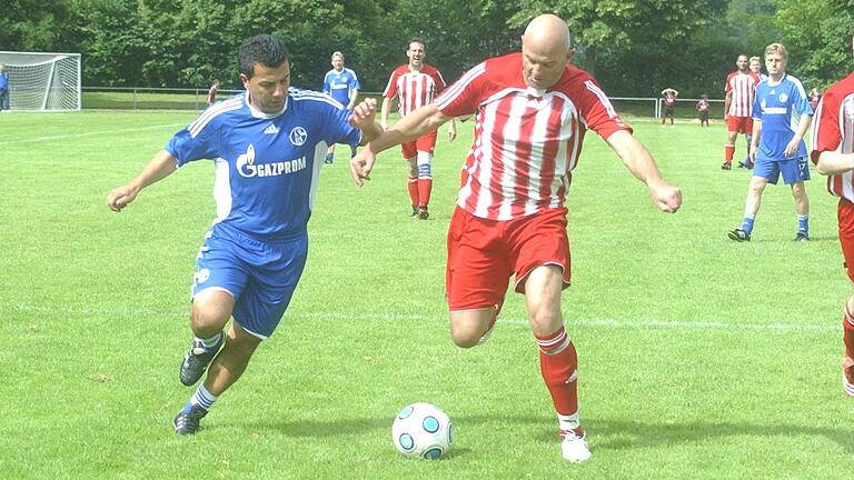 Wollte die Niederlage nicht überbewerten: Gabriel Witkovsky, Trainer der SG Lindach/Kolitzheim – hier rechts im Jahr 2009 bei einem Match der TG Schweinfurt gegen die Schalker Traditionsmannschaft.