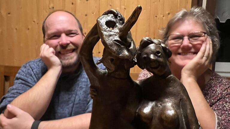 Zwei 'Theaterpärla', die sich gut verstehen: Christian Ziegler und Maria Egglseder freuen sich über die Bronzestatue, die sie beim Gesamtfränkischen Theatertag erhalten haben.