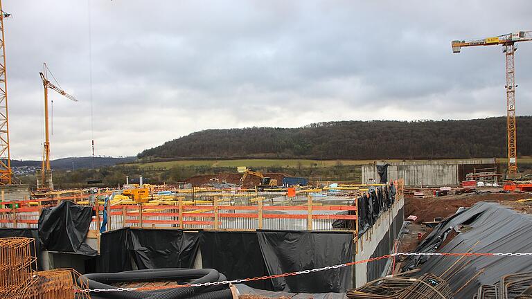 Schulzentrum Hammelburg - Im ersten Bauabschnitt entstehen am Hochstein in Hammelburg ein Gymnasium und eine Mensa mit Zweifachturnhalle (Rohbau im Hintergrund). Schulzentrum Hammelburg - Im ersten Bauabschnitt entstehen am Hochstein in Hammelburg ein Gymnasium und eine Mensa mit Zweifachturnhalle (Rohbau im Hintergrund).